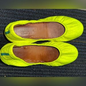 Electric yellow size 8.